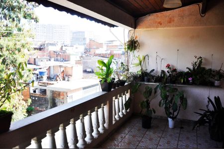 Casa à venda com 340m², 2 quartos e 3 vagas Casa à venda com 340m², 2 quartos e 3 vagasDetalhe - Varanda