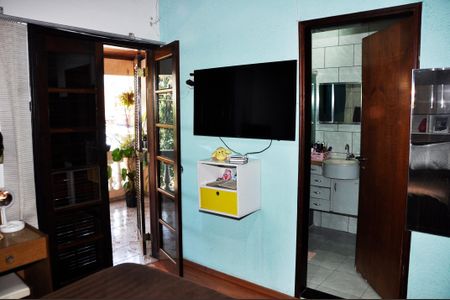 Casa à venda com 340m², 2 quartos e 3 vagas Casa à venda com 340m², 2 quartos e 3 vagasDetalhe - Quarto 01 com Suíte e Varanda