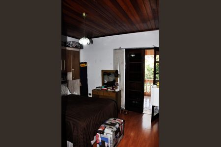 Casa à venda com 340m², 2 quartos e 3 vagas Casa à venda com 340m², 2 quartos e 3 vagasDetalhe - Quarto 01 com Suíte e Varanda