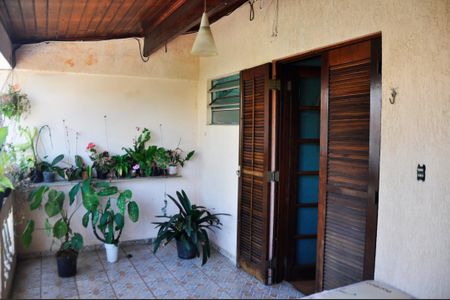 Casa à venda com 340m², 2 quartos e 3 vagas Casa à venda com 340m², 2 quartos e 3 vagasDetalhe - Varanda
