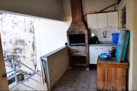 Casa à venda com 340m², 2 quartos e 3 vagas Casa à venda com 340m², 2 quartos e 3 vagasDetalhe - Área de Serviço e Varanda