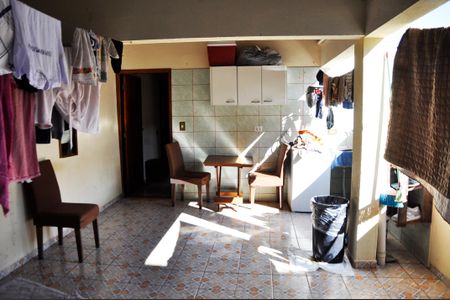 Casa à venda com 340m², 2 quartos e 3 vagas Casa à venda com 340m², 2 quartos e 3 vagasDetalhe - Área de Serviço e Varanda