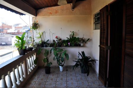 Casa à venda com 340m², 2 quartos e 3 vagas Casa à venda com 340m², 2 quartos e 3 vagasDetalhe - Varanda