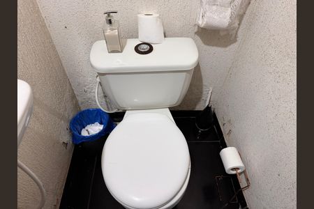 Casa à venda com 420m², 2 quartos e 2 vagas Casa à venda com 420m², 2 quartos e 2 vagasLavabo