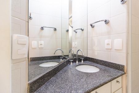 Banheiro social de apartamento para alugar com 1 quarto, 68m² em Pinheiros, São Paulo