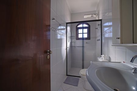 Casa para alugar com 110m², 3 quartos e 2 vagasBanheiro 