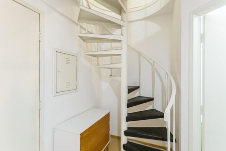 Apartamento à venda com 53m², 1 quarto e 1 vaga Apartamento à venda com 53m², 1 quarto e 1 vagaEscada