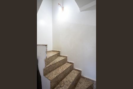 Casa de condomínio à venda com 80m², 3 quartos e 1 vaga Casa de condomínio à venda com 80m², 3 quartos e 1 vagaEscada