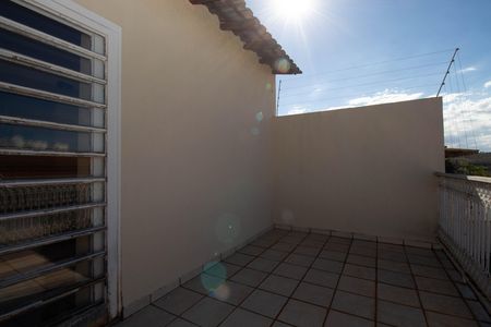 Casa à venda com 220m², 5 quartos e 5 vagas Casa à venda com 220m², 5 quartos e 5 vagasSacada