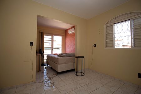 Casa à venda com 220m², 5 quartos e 5 vagas Casa à venda com 220m², 5 quartos e 5 vagasQuarto 4