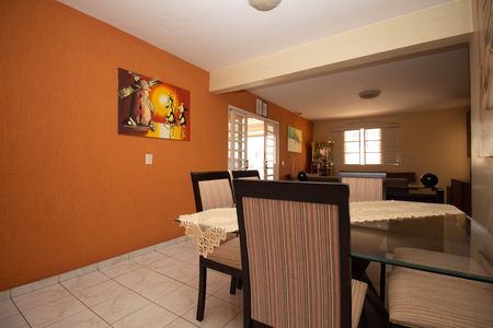 Casa à venda com 220m², 5 quartos e 5 vagas Casa à venda com 220m², 5 quartos e 5 vagasSala