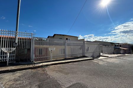 Casa à venda com 220m², 5 quartos e 5 vagas Casa à venda com 220m², 5 quartos e 5 vagasFachada