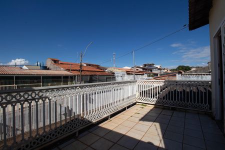 Casa à venda com 220m², 5 quartos e 5 vagas Casa à venda com 220m², 5 quartos e 5 vagasSacada