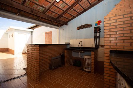 Casa à venda com 220m², 5 quartos e 5 vagas Casa à venda com 220m², 5 quartos e 5 vagasChurrasqueira