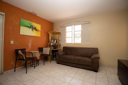 Casa à venda com 220m², 5 quartos e 5 vagas Casa à venda com 220m², 5 quartos e 5 vagasSala