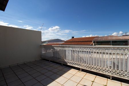 Casa à venda com 220m², 5 quartos e 5 vagas Casa à venda com 220m², 5 quartos e 5 vagasSacada