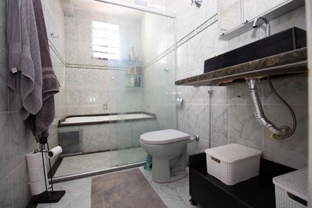 Casa à venda com 220m², 5 quartos e 5 vagas Casa à venda com 220m², 5 quartos e 5 vagasBanheiro da Suíte Master