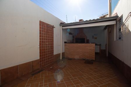 Casa à venda com 220m², 5 quartos e 5 vagas Casa à venda com 220m², 5 quartos e 5 vagasQuintal