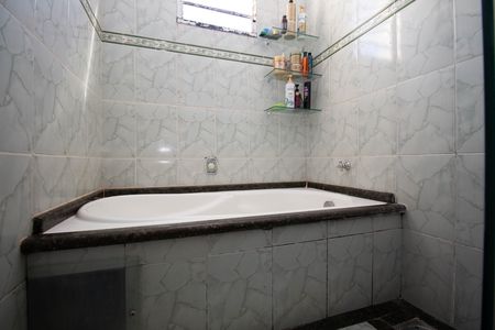 Casa à venda com 220m², 5 quartos e 5 vagas Casa à venda com 220m², 5 quartos e 5 vagasBanheiro da Suíte Master
