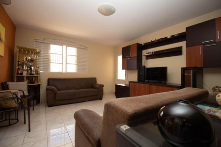 Casa à venda com 220m², 5 quartos e 5 vagas Casa à venda com 220m², 5 quartos e 5 vagasSala