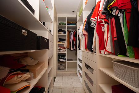 Casa à venda com 220m², 5 quartos e 5 vagas Casa à venda com 220m², 5 quartos e 5 vagasCloset da Suíte Master