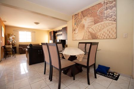 Casa à venda com 220m², 5 quartos e 5 vagas Casa à venda com 220m², 5 quartos e 5 vagasSala