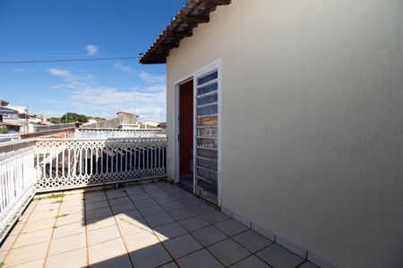 Casa à venda com 220m², 5 quartos e 5 vagas Casa à venda com 220m², 5 quartos e 5 vagasSacada