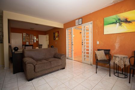 Casa à venda com 220m², 5 quartos e 5 vagas Casa à venda com 220m², 5 quartos e 5 vagasSala