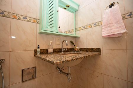 Casa à venda com 220m², 5 quartos e 5 vagas Casa à venda com 220m², 5 quartos e 5 vagasBanheiro Social