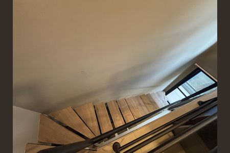 Apartamento à venda com 43m², 1 quarto e 1 vaga Apartamento à venda com 43m², 1 quarto e 1 vagaEscada