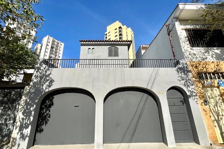 Casa para alugar com 184m², 3 quartos e 3 vagas Casa para alugar com 184m², 3 quartos e 3 vagasFachada
