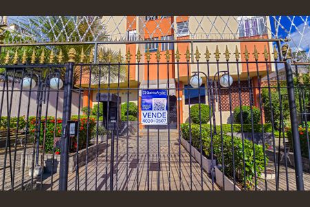 Apartamento para alugar com 48m², 2 quartos e 1 vagaFachada e portaria com placa
