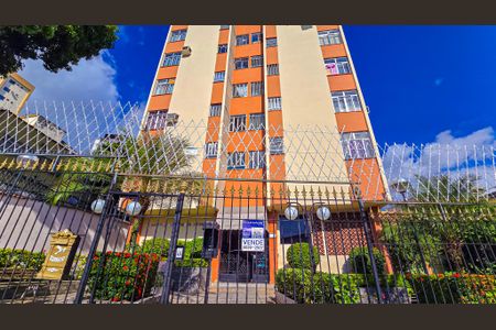 Apartamento para alugar com 48m², 2 quartos e 1 vagaFachada e portaria com placa
