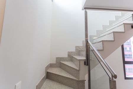 Apartamento para alugar com 125m², 2 quartos e 3 vagas Apartamento para alugar com 125m², 2 quartos e 3 vagasEscada de Acesso a Cobertura