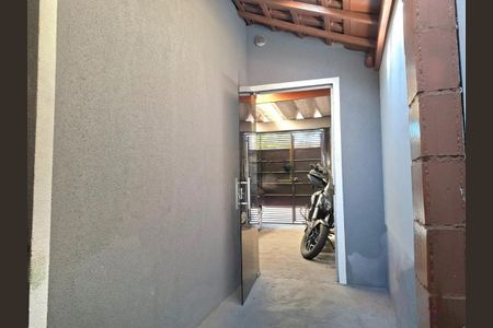 Casa à venda com 81m², 2 quartos e 2 vagas