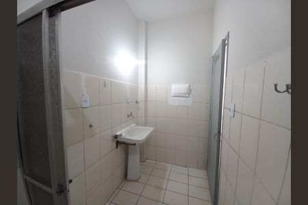 Banheiro de kitnet/studio para alugar com 1 quarto, 46m² em Santa Ifigênia, São Paulo