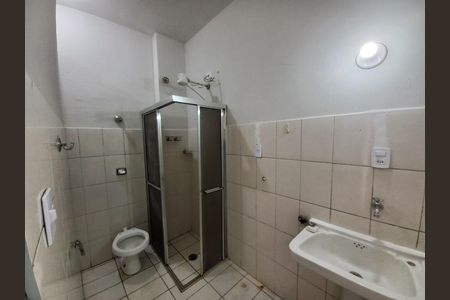 Banheiro de kitnet/studio para alugar com 1 quarto, 46m² em Santa Ifigênia, São Paulo