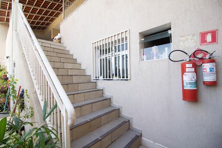 Casa para alugar com 100m², 2 quartos e sem vaga Casa para alugar com 100m², 2 quartos e sem vagaEscada