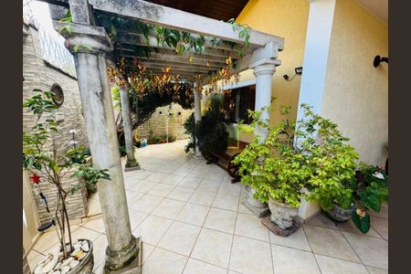 Casa à venda com 184m², 3 quartos e 2 vagas