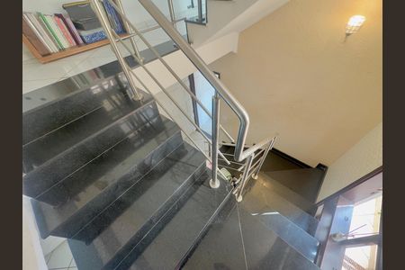 Casa para alugar com 250m², 3 quartos e 4 vagas Casa para alugar com 250m², 3 quartos e 4 vagasEscada