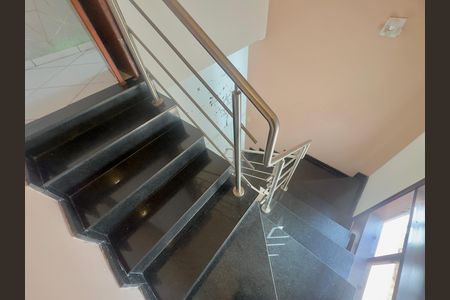 Casa para alugar com 250m², 3 quartos e 4 vagas Casa para alugar com 250m², 3 quartos e 4 vagasEscada