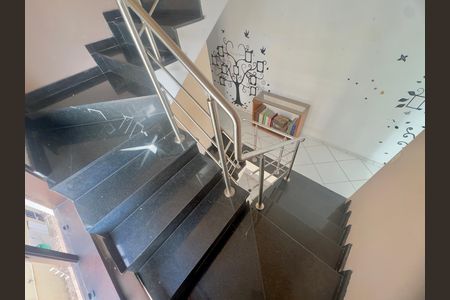 Casa para alugar com 250m², 3 quartos e 4 vagas Casa para alugar com 250m², 3 quartos e 4 vagasEscada