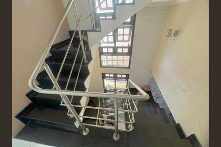 Casa para alugar com 250m², 3 quartos e 4 vagas Casa para alugar com 250m², 3 quartos e 4 vagasEscada