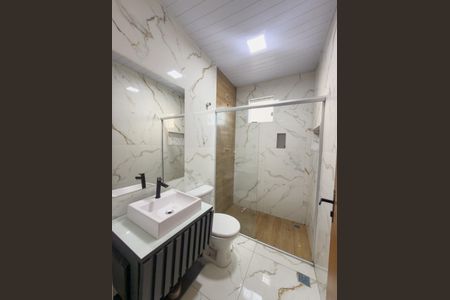 Banheiro da Suíte de casa para alugar com 2 quartos, 130m² em Vila Perola, Contagem