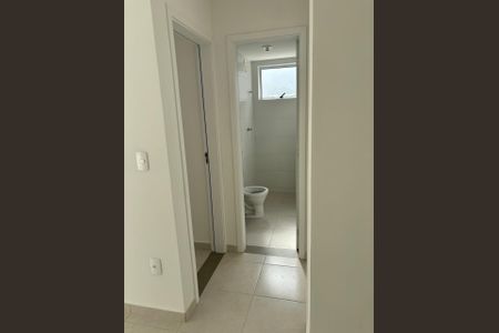 Corredor de apartamento à venda com 1 quarto, 48m² em Santa Cândida, Curitiba