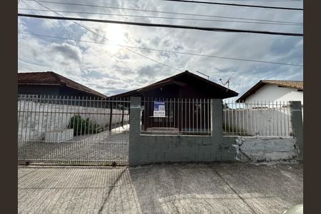Casa para alugar com 60m², 2 quartos e 2 vagasFachada 