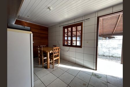 Casa para alugar com 60m², 2 quartos e 2 vagasCozinha 