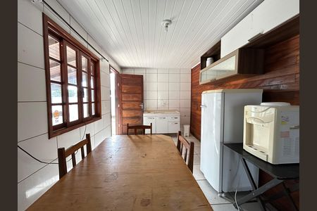 Casa para alugar com 60m², 2 quartos e 2 vagasCozinha 