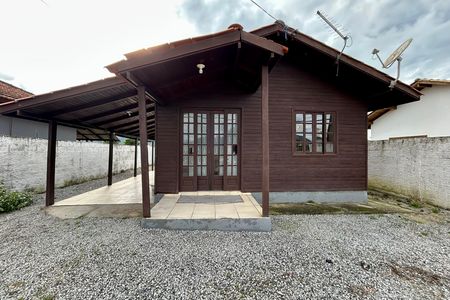 Casa para alugar com 60m², 2 quartos e 2 vagasFachada