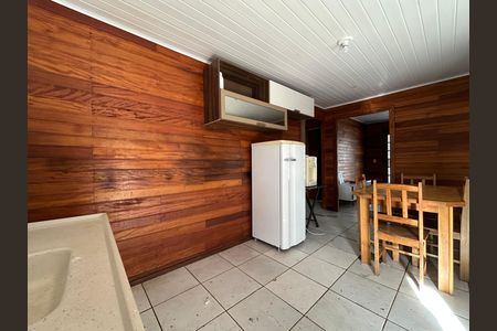 Casa para alugar com 60m², 2 quartos e 2 vagasCozinha 